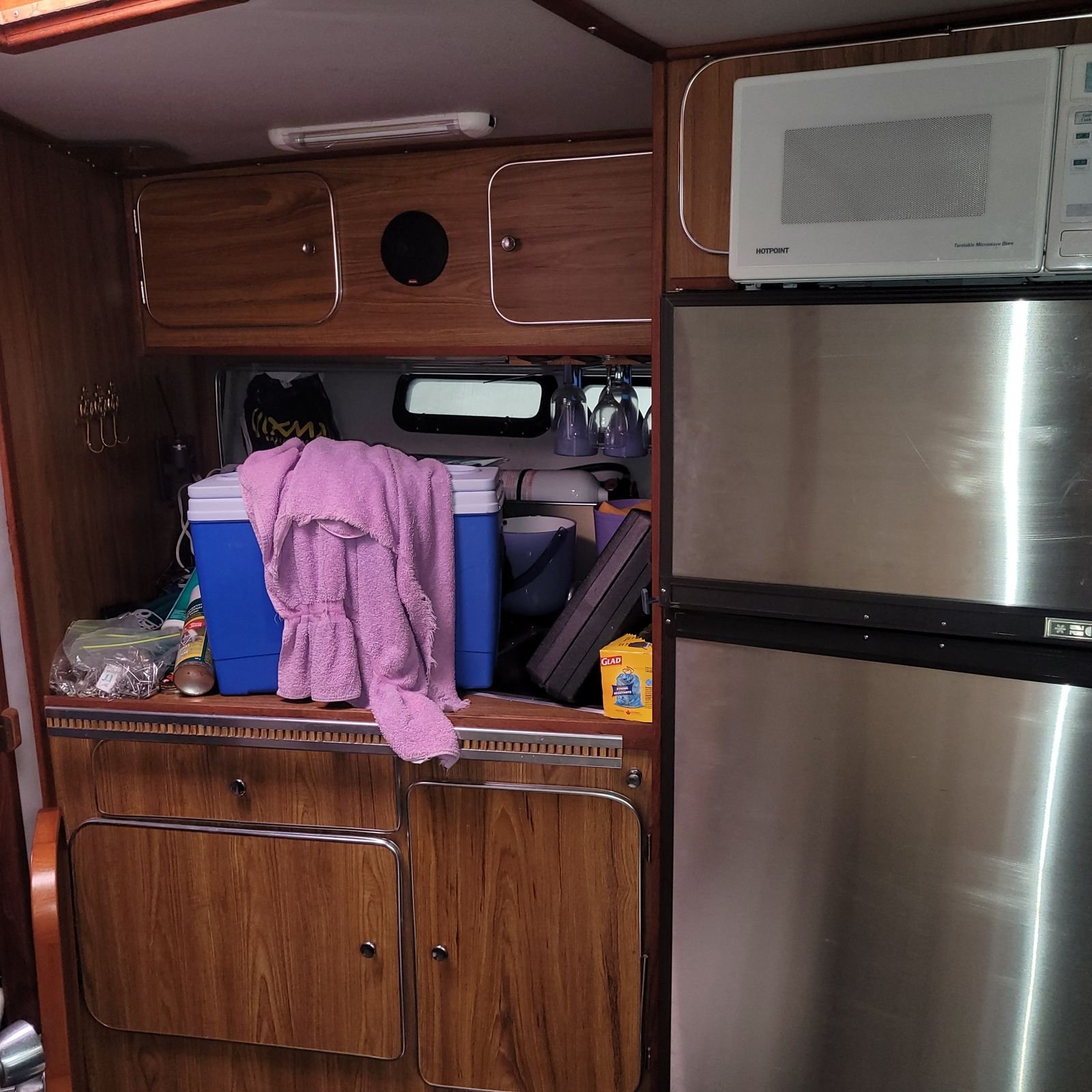 Galley fridge & microwave (luxury!)
